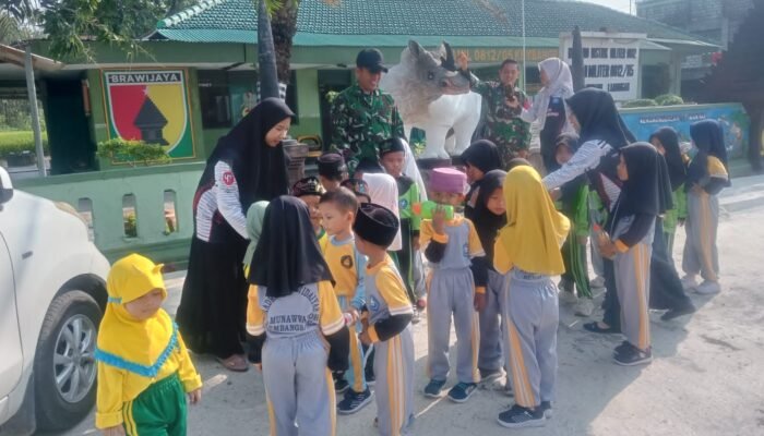 Mengenal TNI Sejak Dini Anak-Anak TK Kaliwates Terpesona Dengan Kunjungan Ke Koramil Kembangbahu
