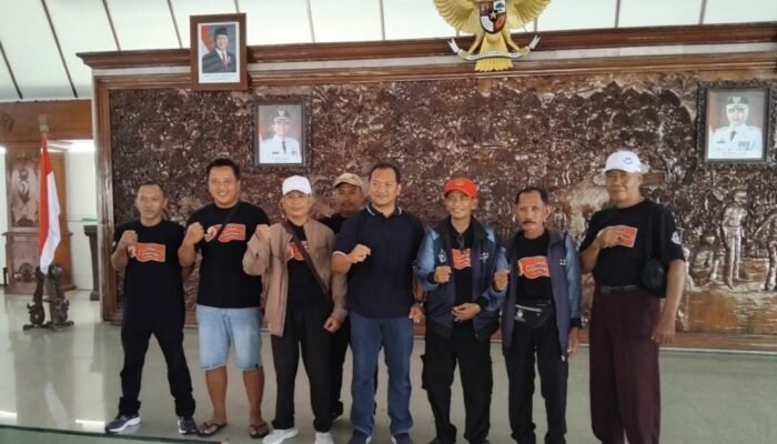Kadinpora Arief Berangkatkan Tim SSB Putra Bojonegoro ke Turnamen GEAS