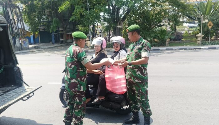 Menebar Berkah Di Hari Jumat, Kodim Lamongan Bagikan Nasi Kotak Untuk Masyarakat