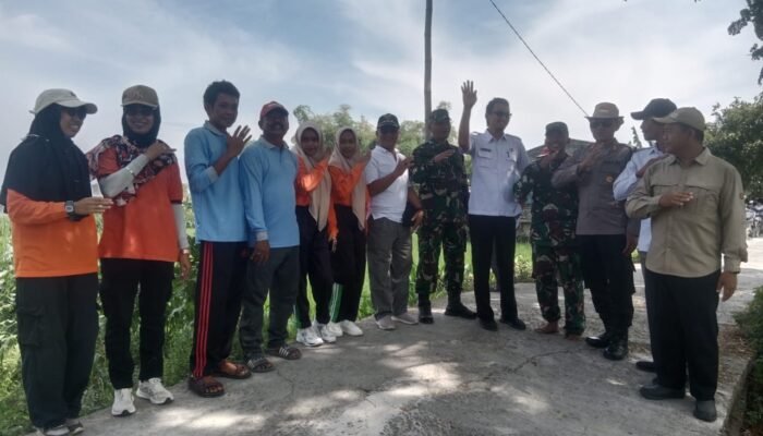 TNI dan Petani, Gerakan Pengendalian Hama Warnai Desa Putatkumpul
