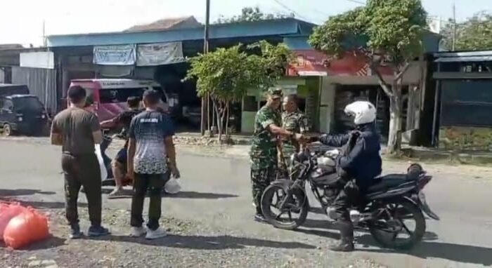 Hangatnya Jumat Berkah Koramil Kembangbahu Tebar Kebaikan Lewat Nasi Kotak