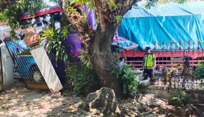 Bus vs Truk di Jalan Raya Kapas Bojonegoro, Pagar Rumah Warga Jadi Sasaran