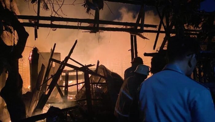 ‎Rumah Warga Sukomulyo Lamongan Dilalap Api, Kerugian Capai Ratusan Juta