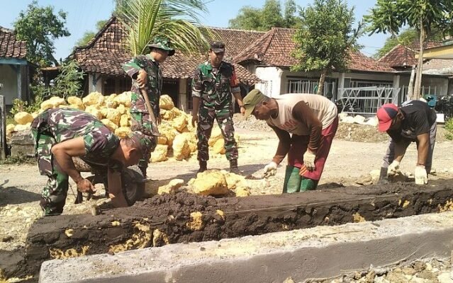 Koramil Mantup dan Warga Desa Kedungsoko Bangun Tembok Penahan Tanah