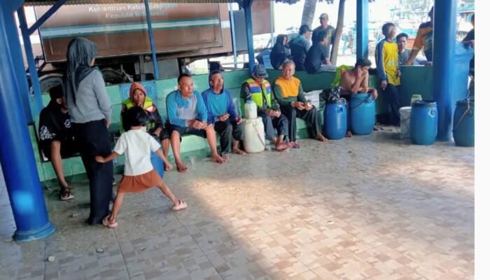 Disapu Ombak, Dikejar Waktu ABK KMN Semi Jaya Diselamatkan Dua Kapal Nelayan Lamongan