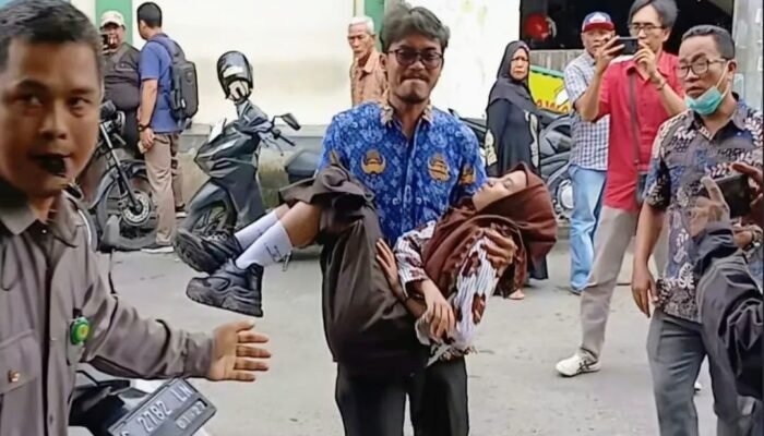 Belasan Siswa SMAN 2 Lamongan Dilarikan Ke RSI Diduga Alami Keracunan