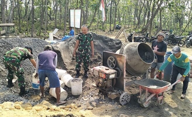 Wujudkan Lingkungan Bersih Dan Sehat, Babinsa Mantup Bersama Warga Bangun Bak Penampungan Sampah