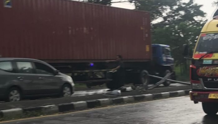 Hujan Deras, Mobil Box Hantam Tiang Lampu Di Karangtinggil, Pucuk, Lamongan