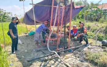 TNI Manunggal Air Hadirkan Oase Di Sarirejo Babinsa Koramil Dampingi Pembuatan Sumur Bor Untuk Warga