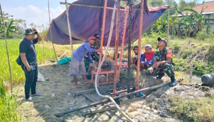 TNI Manunggal Air Hadirkan Oase Di Sarirejo Babinsa Koramil Dampingi Pembuatan Sumur Bor Untuk Warga