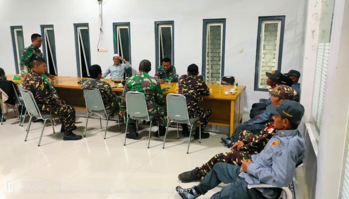 TNI Bersama Masyarakat,Tokoh Agama Bangkitkan Semangat Gotong Royong Lewat Patroli Siskamling Di Lamongan