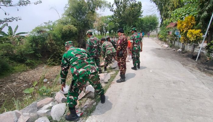 Di Tepi Kali Kruwul Babinsa Turi Dan Warga Karangwedoro Satukan Kekuatan Dalam Karya Bakti ‎