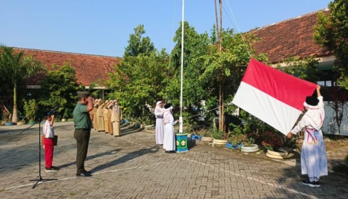 Babinsa Masuk Sekolah Menyemai Patriotisme Di Hati Generasi Muda Lamongan