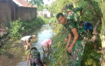‎TNI Dan Warga Babat Bersatu Membersihkan Kali Konang