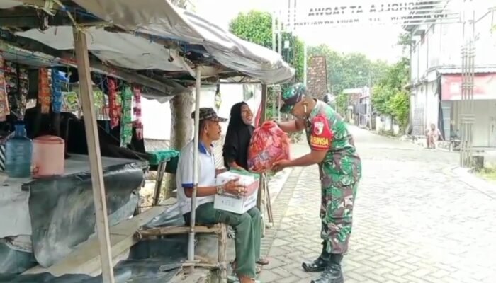 ‎Sambut HUT Ke-80 TNI, Babinsa Koramil Solokuro Tebar Kepedulian Lewat Aksi Sosial