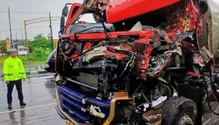 ‎Ban Pecah,Truk Tabrak Bus Di Lamongan Tiga Penumpang Jadi Korban