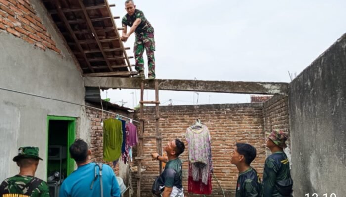 Babinsa Koramil 0813-01/Bojonegoro Bantu Perbaiki Atap Rumah Warga