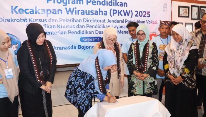 Cantika Wahono Sambut Hangat Dekranas, Angkat Batik Samin ke Panggung Nasional