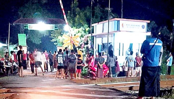 Mobil Hampir Tertabrak Kereta Api di Wire Baureno Gegara Lengahnya Penjaga Perlintasan