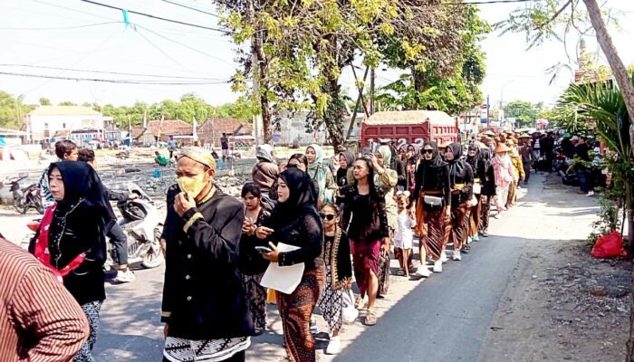 Kirab Budaya Warnai Sedekah Bumi di Dusun Krajan, Warga Kedungadem Tumpah Ruah di Jalan Desa