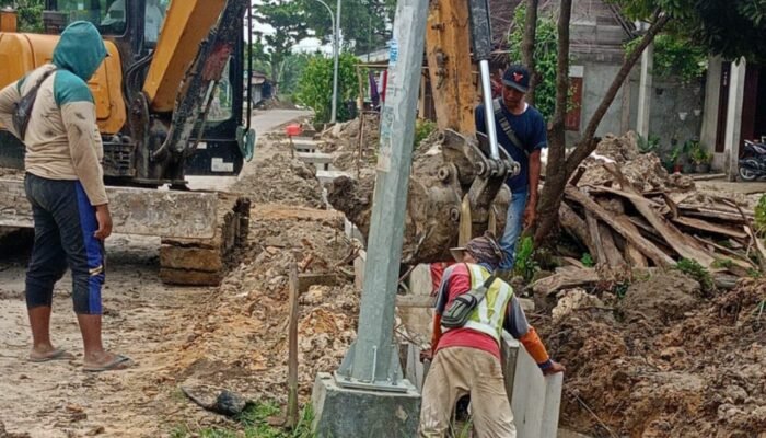 Amburadul, Pemasangan U-Ditch di Tuban Dilakukan Saat Tanah Becek dan Tergenang Air