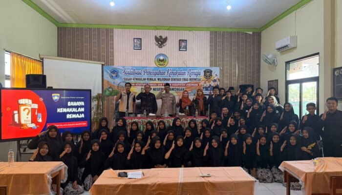 Satbinmas Polres Lamongan Tanamkan Nilai Positif Lewat Sosialisasi Di SMP Negeri 5 Lamongan
