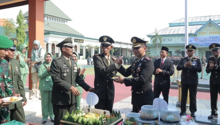 Harmoni Dalam Kejutan Polres Lamongan Meriahkan HUT TNI Ke-80 Dengan Semangat Persaudaraan