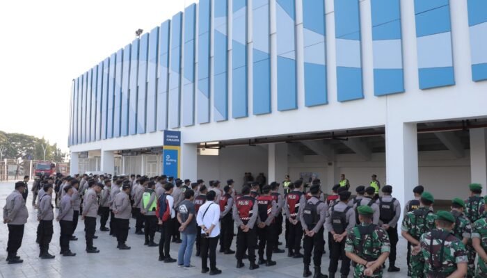 ‎Polres Lamongan Kawal Ketat Laga Panas Persela vs Persipura,Sepak Bola Aman, Masyarakat Nyaman