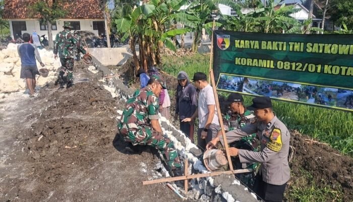 ‎Gotong Royong Cegah Erosi, Koramil Kota Lamongan Bangun TPT Di Desa Sendangrejo