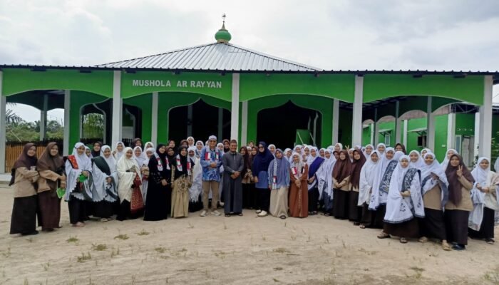 Santri Payung Antusias, Anggota DPD RI H. Zuhri Syazali Tanamkan Semangat Pemimpin Umat Terbaik