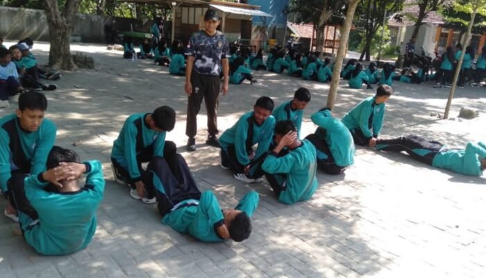‎Babinsa Bluluk Bina Fisik dan Karakter Siswa SMA Negeri 1 Bluluk