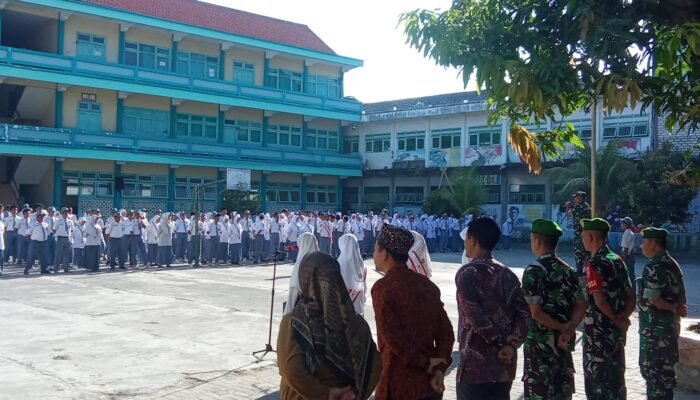 ‎Menabur Patriotisme,Babinsa Kodim Lamongan Jadi Sosok Teladan Di Balik Upacara Bendera
