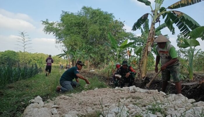 Babinsa Sumengko Dan Warga Bangun Jalan Harapan