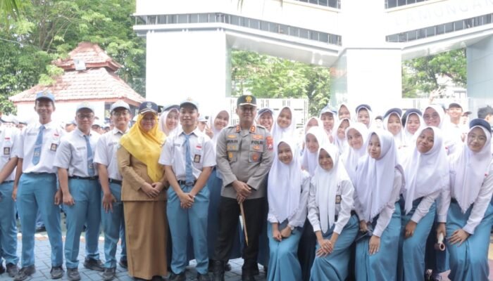 Kapolres Lamongan Pimpin Apel Di SMAN 2 Lamongan,Bangun Generasi Muda Yang Cerdas Dan Tangguh