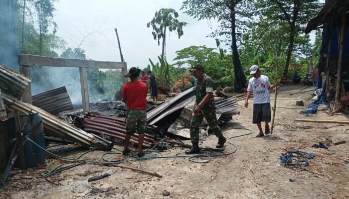 Koramil Kedungpring Bersama Warga Bahu Membahu Padamkan Api Di Dua Oven Tembakau Desa Sumengko
