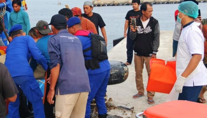 Satpolairud Polres Lamongan Sigap Evakuasi ABK Yang Meninggal Di Tengah Laut Bawean