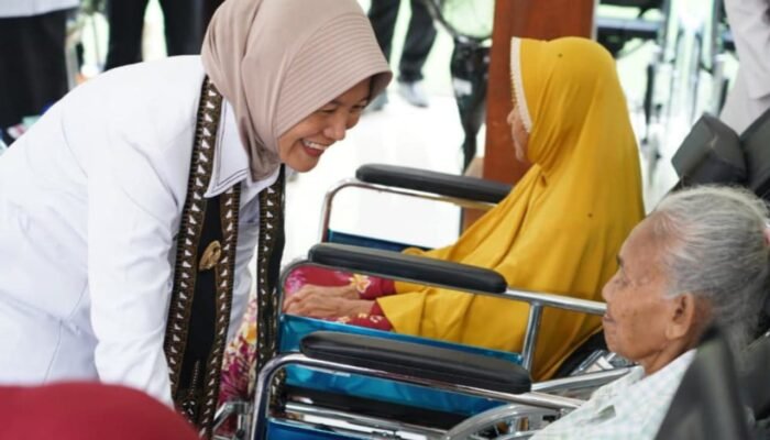 Wujud Kepedulian, Bojonegoro Salurkan Bantuan Kursi Roda untuk Kelompok Rentan