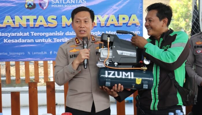 Kapolres Bojonegoro Beri Bantuan, Ajak Ojol Jaga Kamtibmas