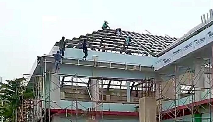 Pekerja Bergelantungan Tanpa Alat Pengaman, Pengawasan Proyek Bojonegoro Disorot