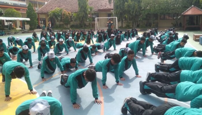 Babinsa Koramil Bluluk Bina Fisik Dan Karakter Siswa SMA Negeri 1 Bluluk