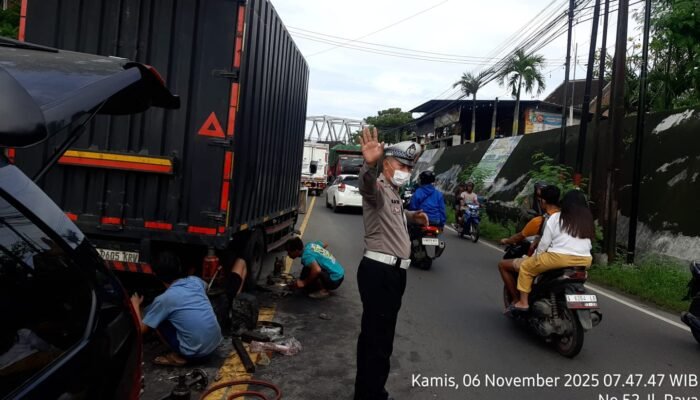 Polsek Babat Evakuasi Truk Patah As Roda, Arus Lalu Lintas Kembali Normal