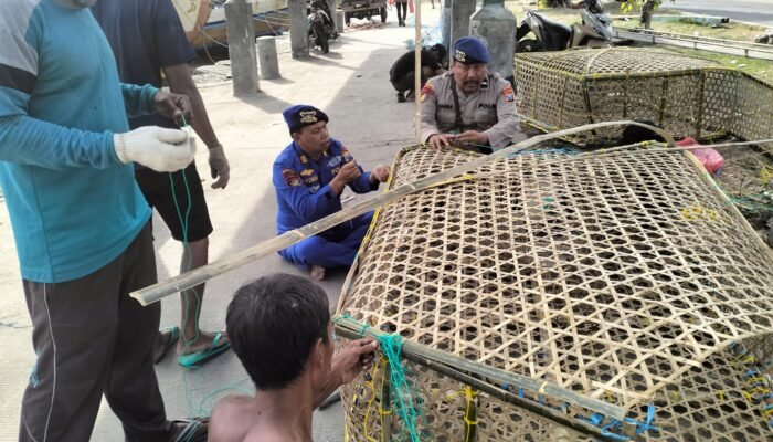 Sat Polairud Polres Lamongan Dengan Nelayan,Perbaiki Alat Tangkap Ramah Lingkungan Di PPN Brondong