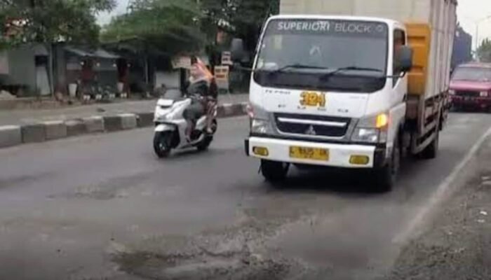 ‎Jalan Poros Lamongan–Babat Hancur Total,Pemerintah Daerah Tidur Nyenyak Di Atas Derita Rakyat