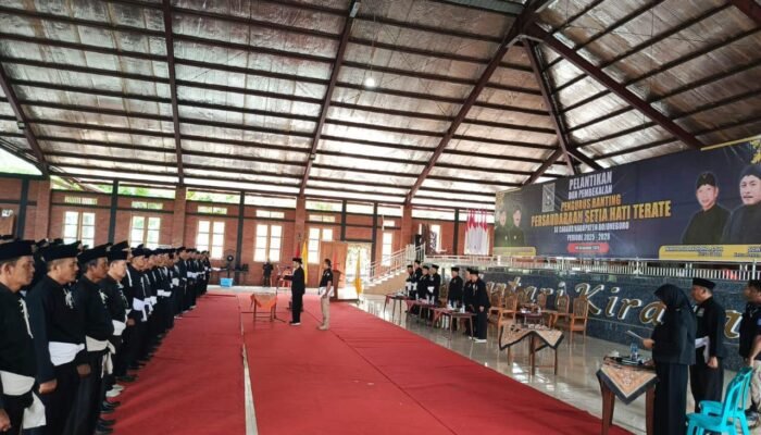 Momen Sakral, Pelantikan Pengurus SH Terate Bojonegoro Diwarnai Cium Bendera