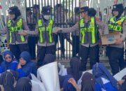 Aksi Humanis Polwan Bojonegoro Bagi Air Mineral Kepada Massa Pengunjuk Rasa