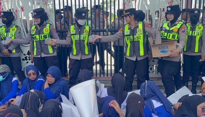 Aksi Humanis Polwan Bojonegoro Bagi Air Mineral Kepada Massa Pengunjuk Rasa