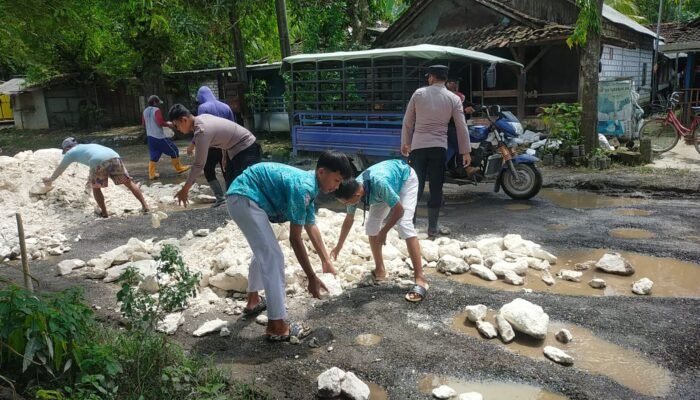 TNI–Polri Dan Warga Gampangsejati Bergotong Royong Menyulam Harapan Di Jalan Poros Laren–Paciran