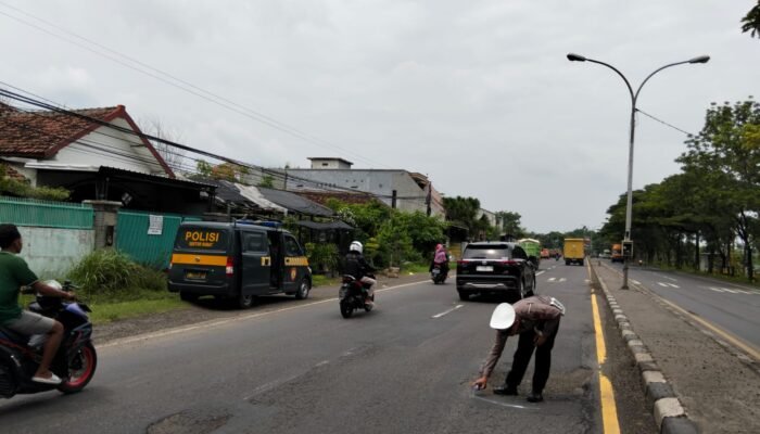 Peduli Keselamatan,Polsek Babat Tandai Jalan Berlubang Di Jalur Raya Babat–Lamongan