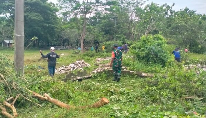 ‎Koramil Ngimbang Bersama Warga Gotong Royong Siapkan Lahan Koperasi Desa Kelurahan Merah Putih