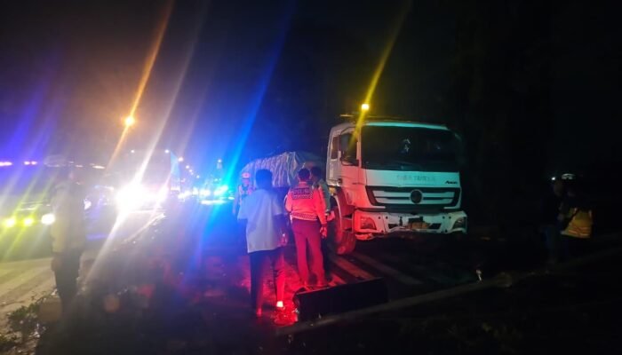 ‎Polres Lamongan Evakuasi Truk Trailer Tabrak Mobil Penumpang di JLU Barat